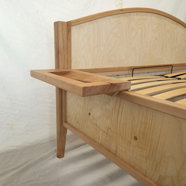 Doppelbett, Buche, Birkefurnier, Lift-Funktion für Lattenrost, Ablagen